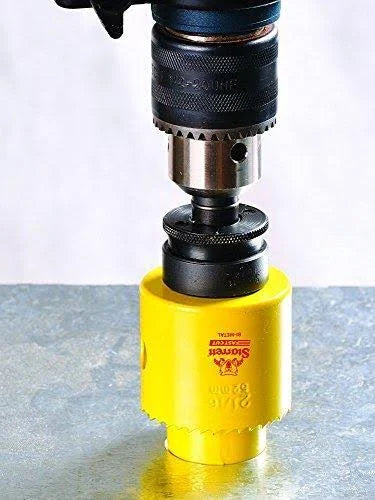 Replacing the pilot drill, the KA19 allows diameters to be enlarged by attaching a saw of the same size to that of the existing hole.
This saw then acts as the pilot for the larger diameter saw that is attached to the arbor in the normal way.